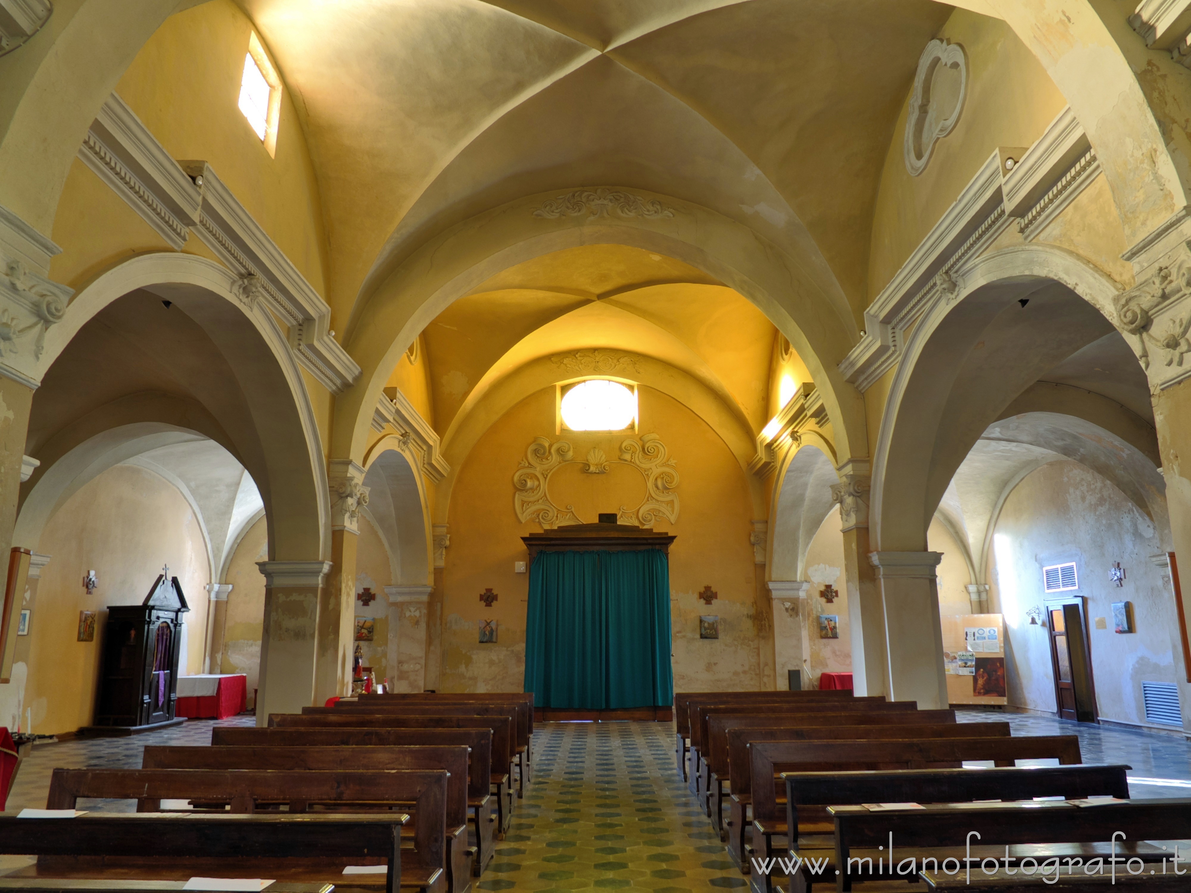 Collobiano (Vercelli, Italy) - Naves of the Church of St. George